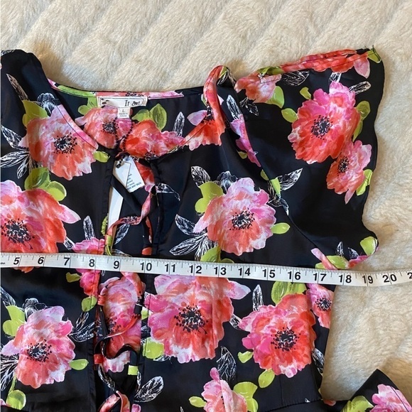 IT Girl Floral Top cut out/ open front - Picture 6 of 7